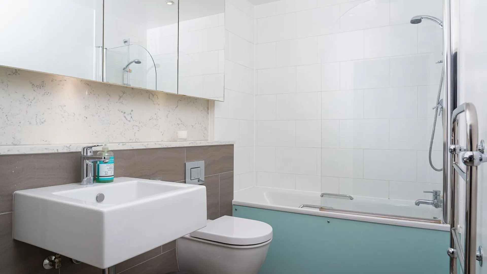 London Bridge Escape - 2 Bed 2 Bath Near Landmarks 아파트